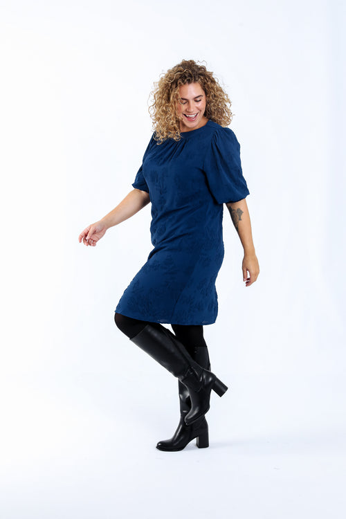 Einfarbiges kurzes Kleid mit erhabenem Muster-Paprika-8