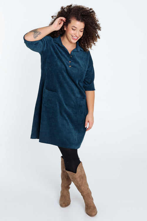 Kurzes, unifarbenes Cordkleid mit aufgestickten Taschen-Paprika-9