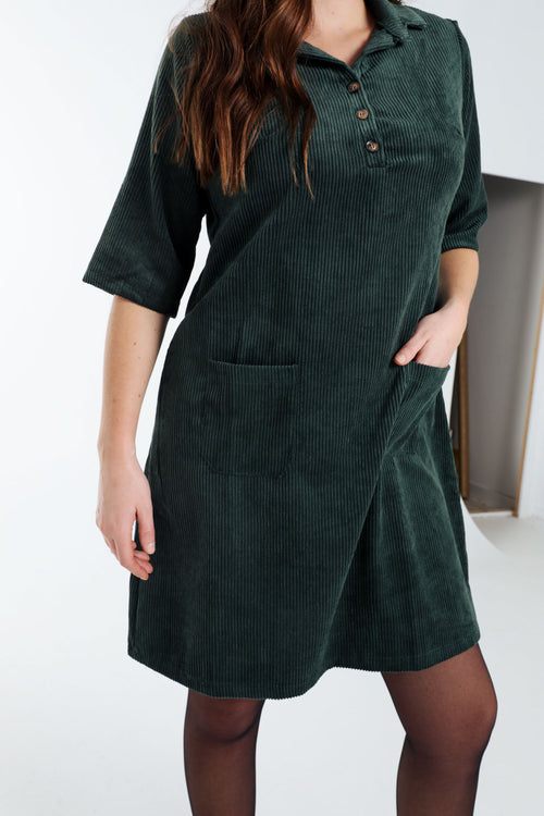 Kurzes, unifarbenes Cordkleid mit aufgestickten Taschen-Paprika-7