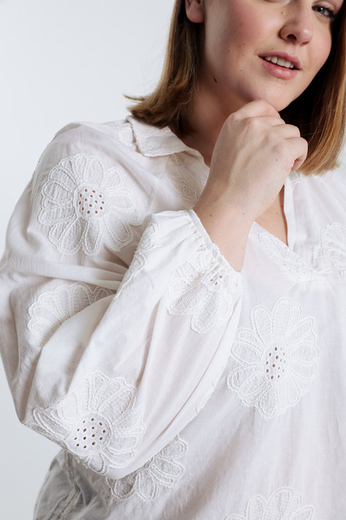 Bluse aus einfarbiger Baumwolle mit Stickereiblumen-Paprika-5