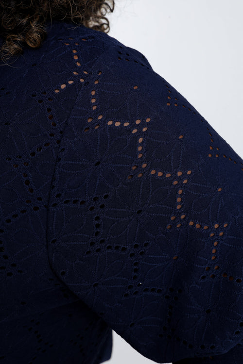 Unifarbenes T-Shirt mit durchbrochenen Blumen-Paprika-4