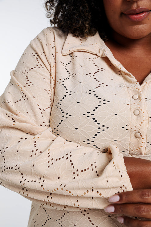 Unifarbenes T-Shirt mit durchbrochenen Blumen-Paprika-4