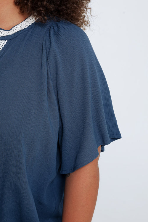 Einfarbige Viskosebluse mit Makramee-Paprika-5