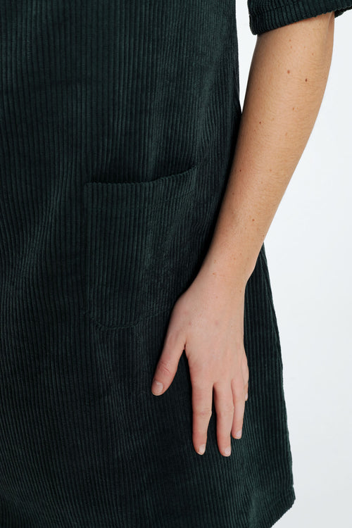 Kurzes, unifarbenes Cordkleid mit aufgestickten Taschen-Paprika-6