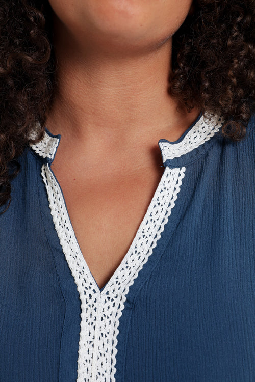 Einfarbige Viskosebluse mit Makramee-Paprika-6