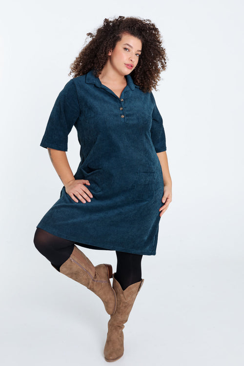 Kurzes, unifarbenes Cordkleid mit aufgestickten Taschen-Paprika-7