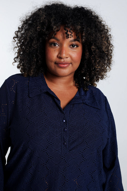 Unifarbenes T-Shirt mit durchbrochenen Blumen-Paprika-5