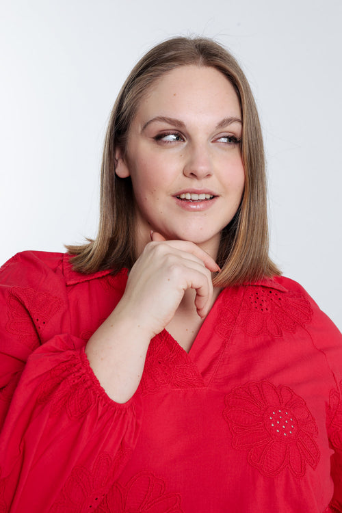Bluse aus einfarbiger Baumwolle mit Stickereiblumen-Paprika-6