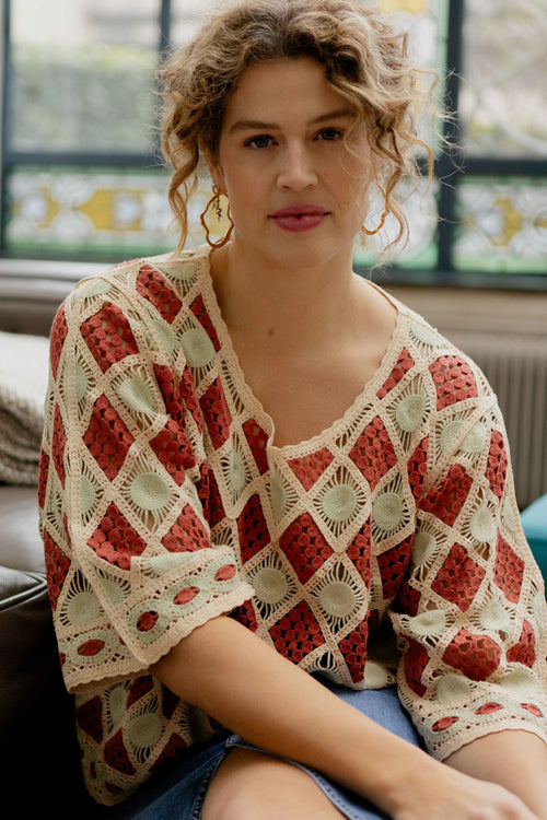 Gehäkelter Pullover mit grafischem Muster-Paprika-1