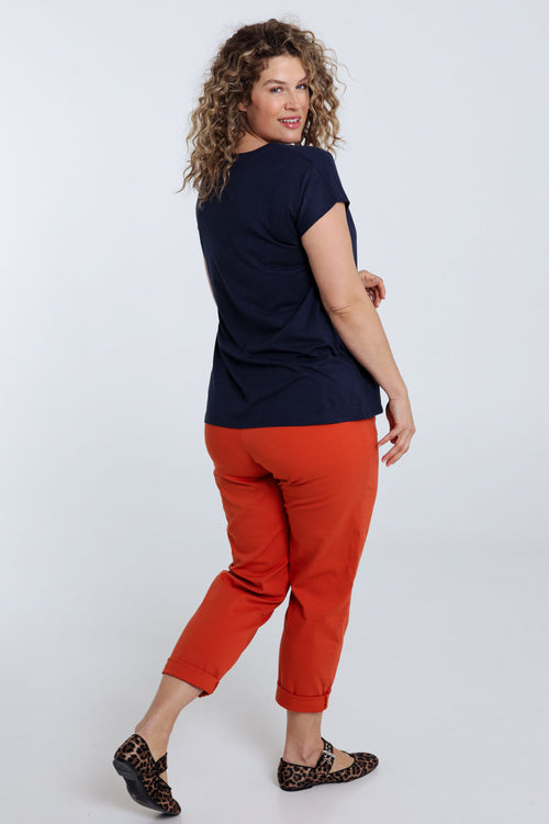 Einfarbiges T-Shirt mit Enjoy-Stickerei und Pailletten-Paprika-2