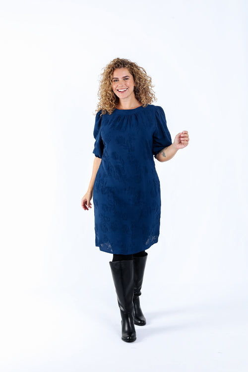Einfarbiges kurzes Kleid mit erhabenem Muster-Paprika-7