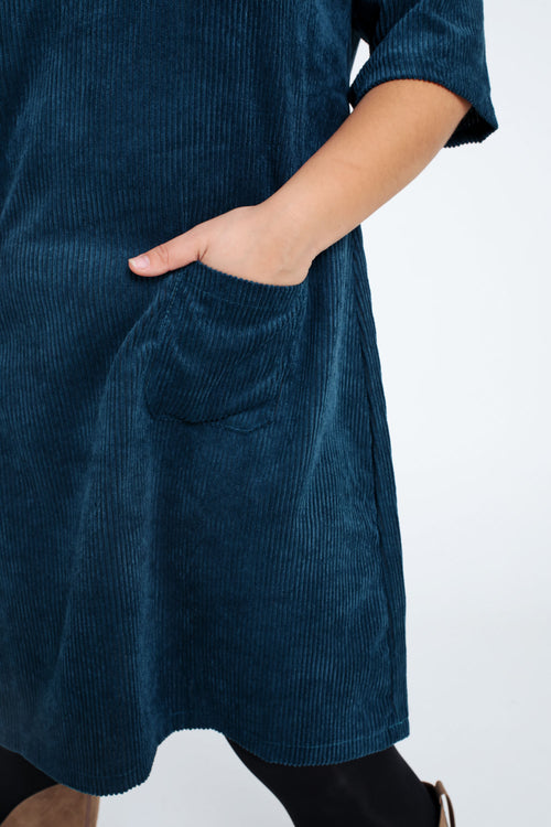 Kurzes, unifarbenes Cordkleid mit aufgestickten Taschen-Paprika-5