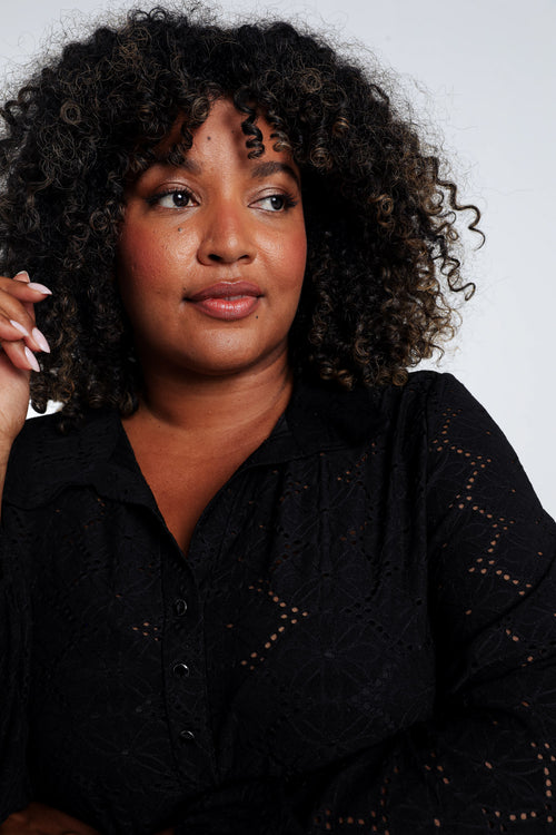 Unifarbenes T-Shirt mit durchbrochenen Blumen-Paprika-5