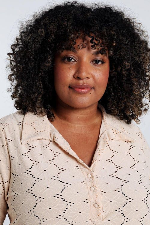 Unifarbenes T-Shirt mit durchbrochenen Blumen-Paprika-5