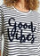 Gestreiftes T-Shirt mit der Aufschrift „Good Vibes“