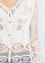 Unifarbene Ajour-Bluse mit Knöpfen und Stickereieffekt
